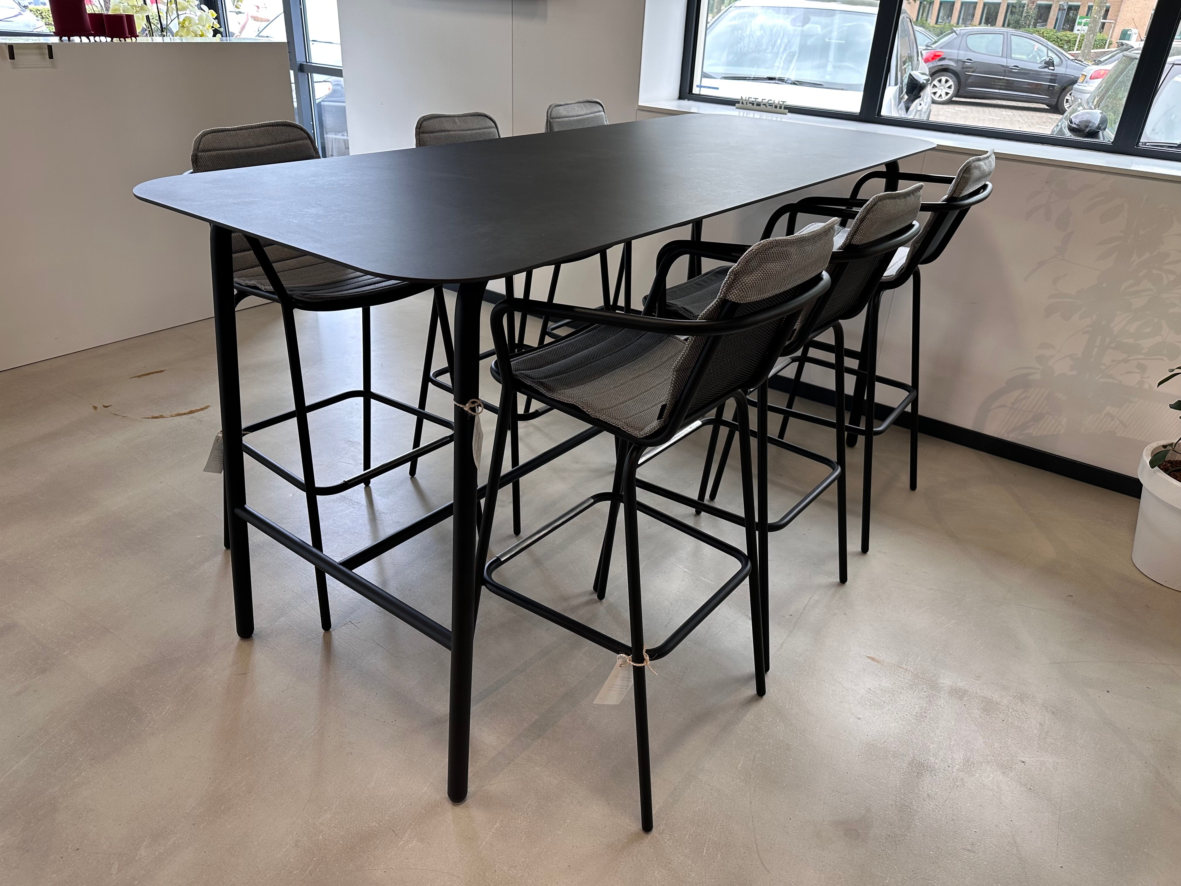 Todus, Starling barset showroomaanbieding