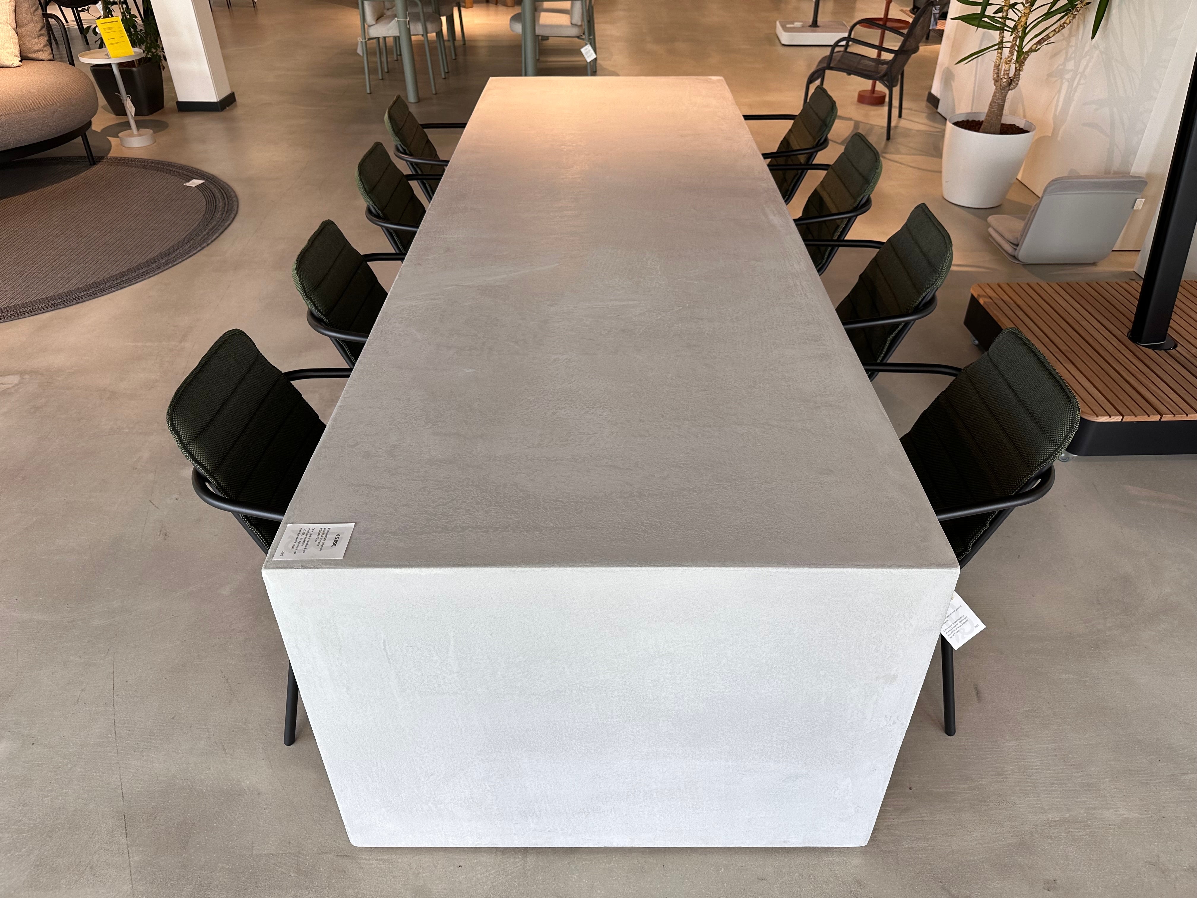 Net-echt, Brutus diningset showroomaanbieding