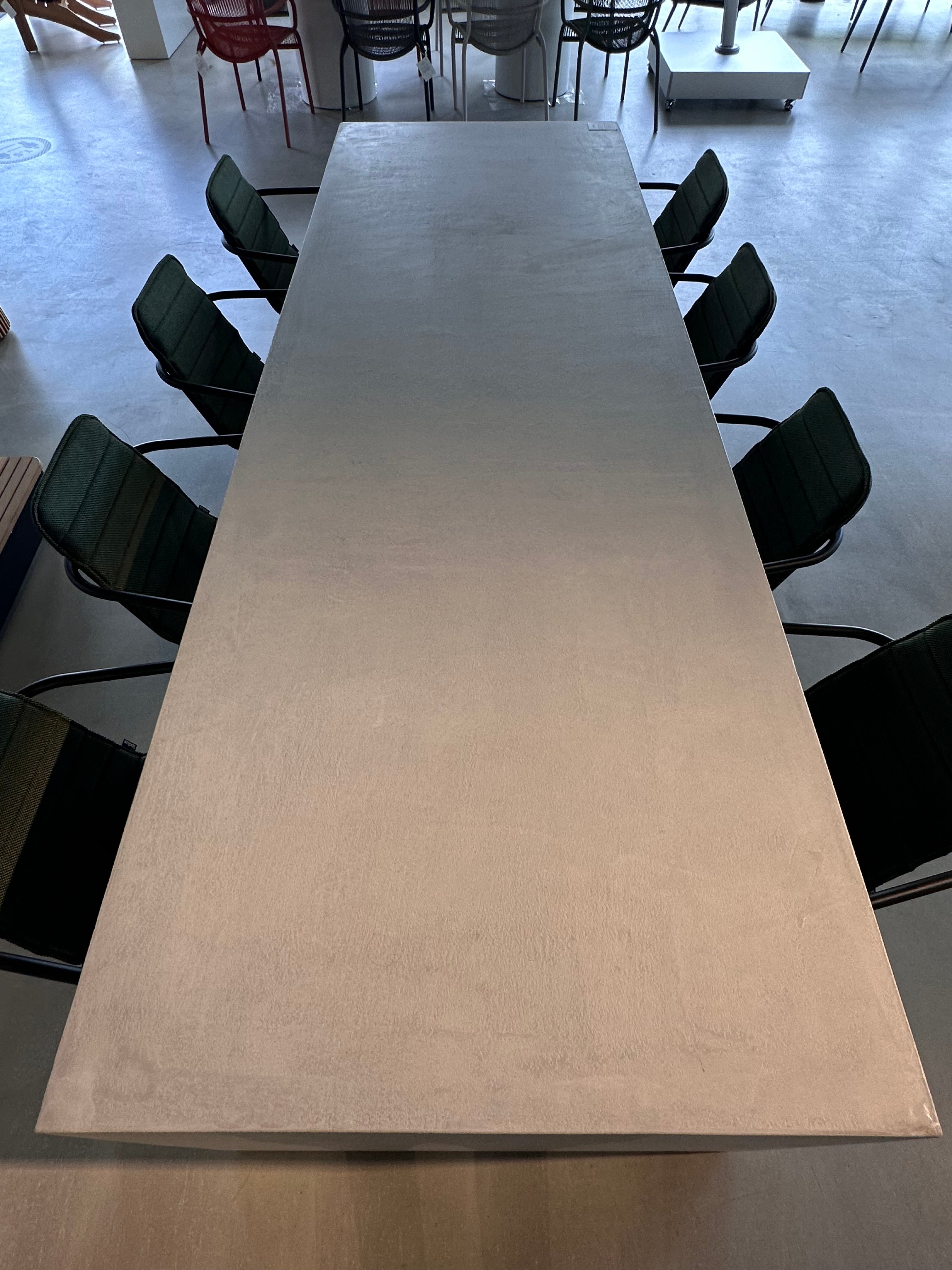 Net-echt, Brutus diningset showroomaanbieding