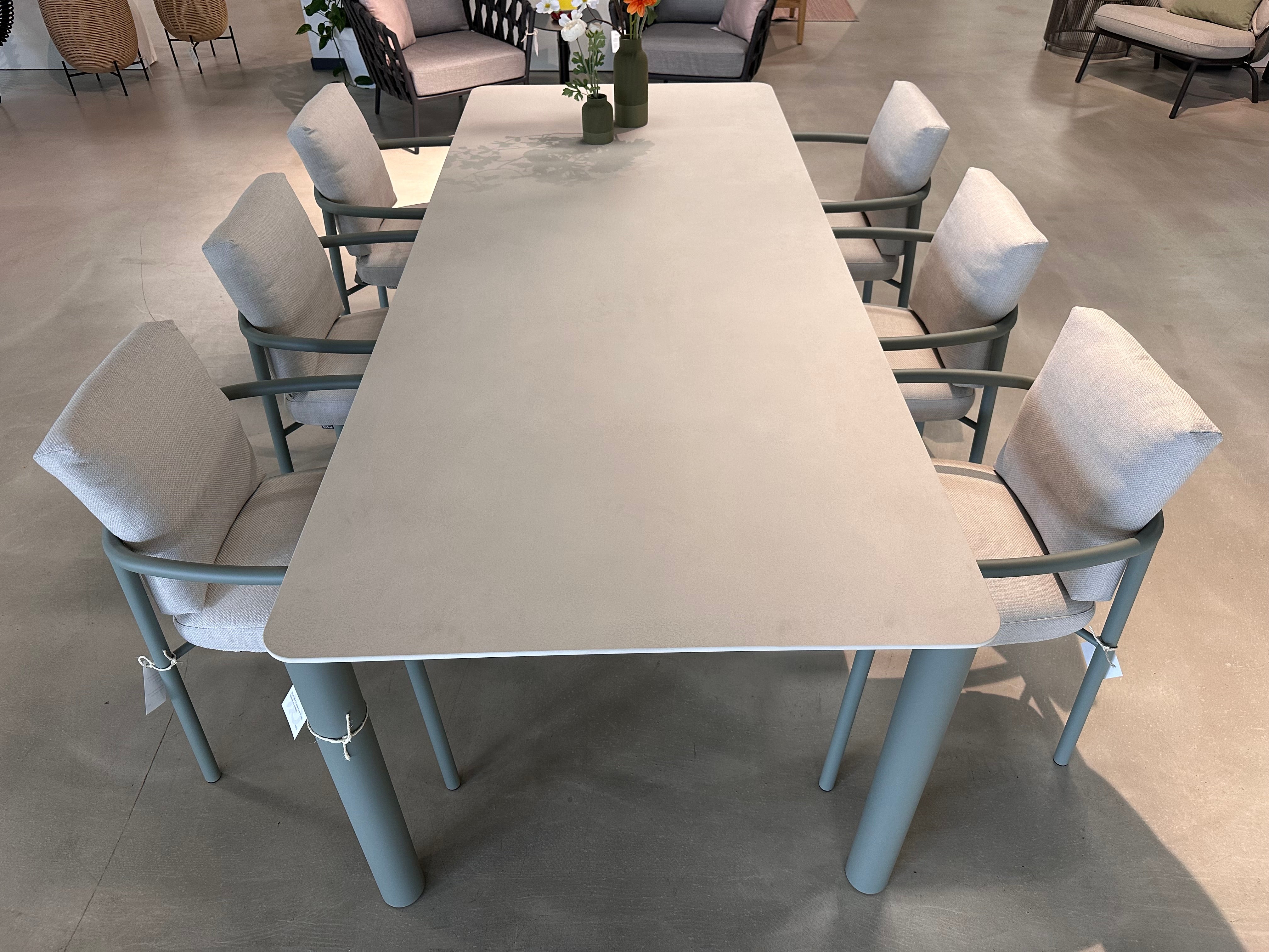 Todus, Kori diningset showroom aanbieding