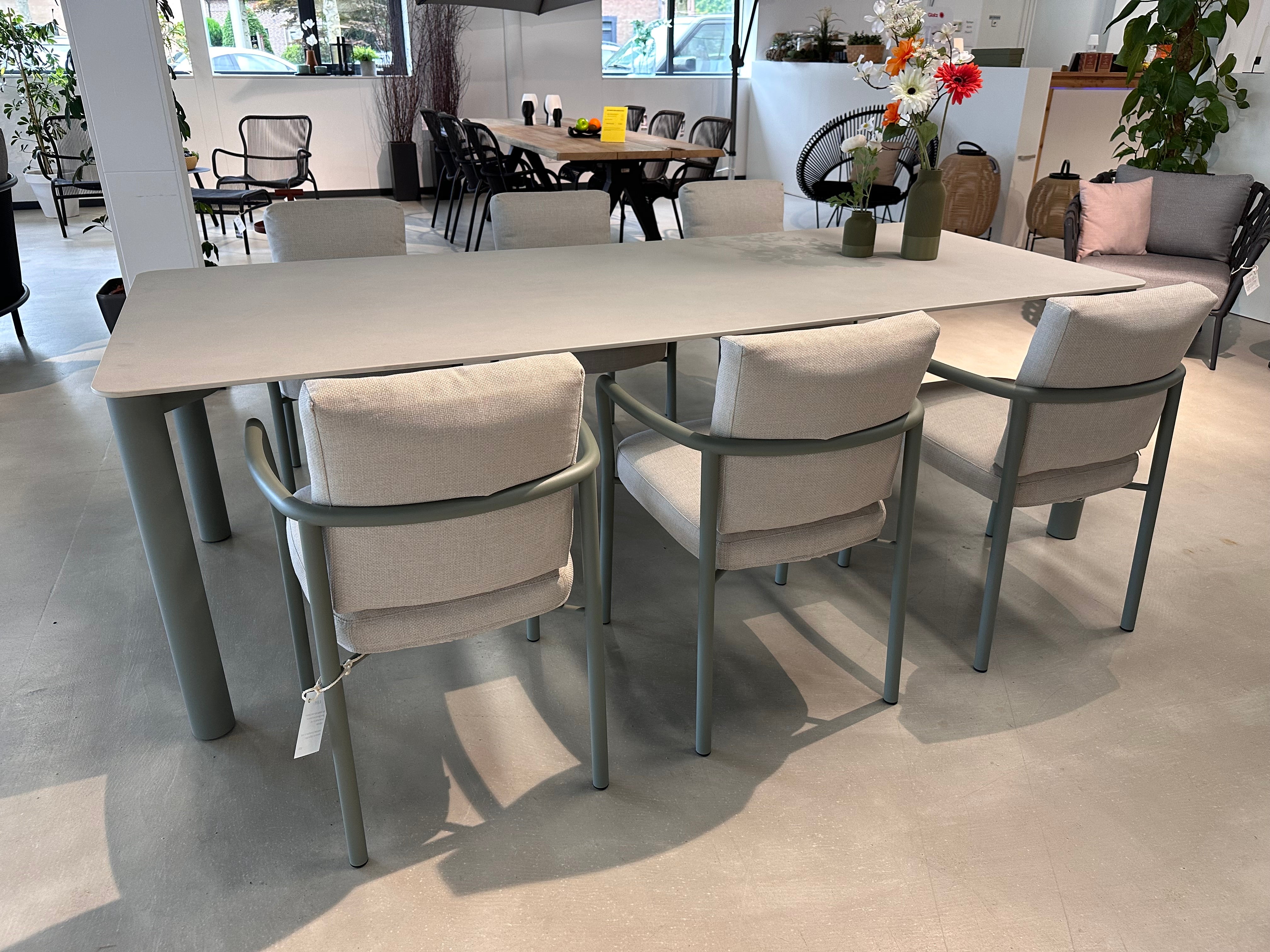 Todus, Kori diningset showroom aanbieding