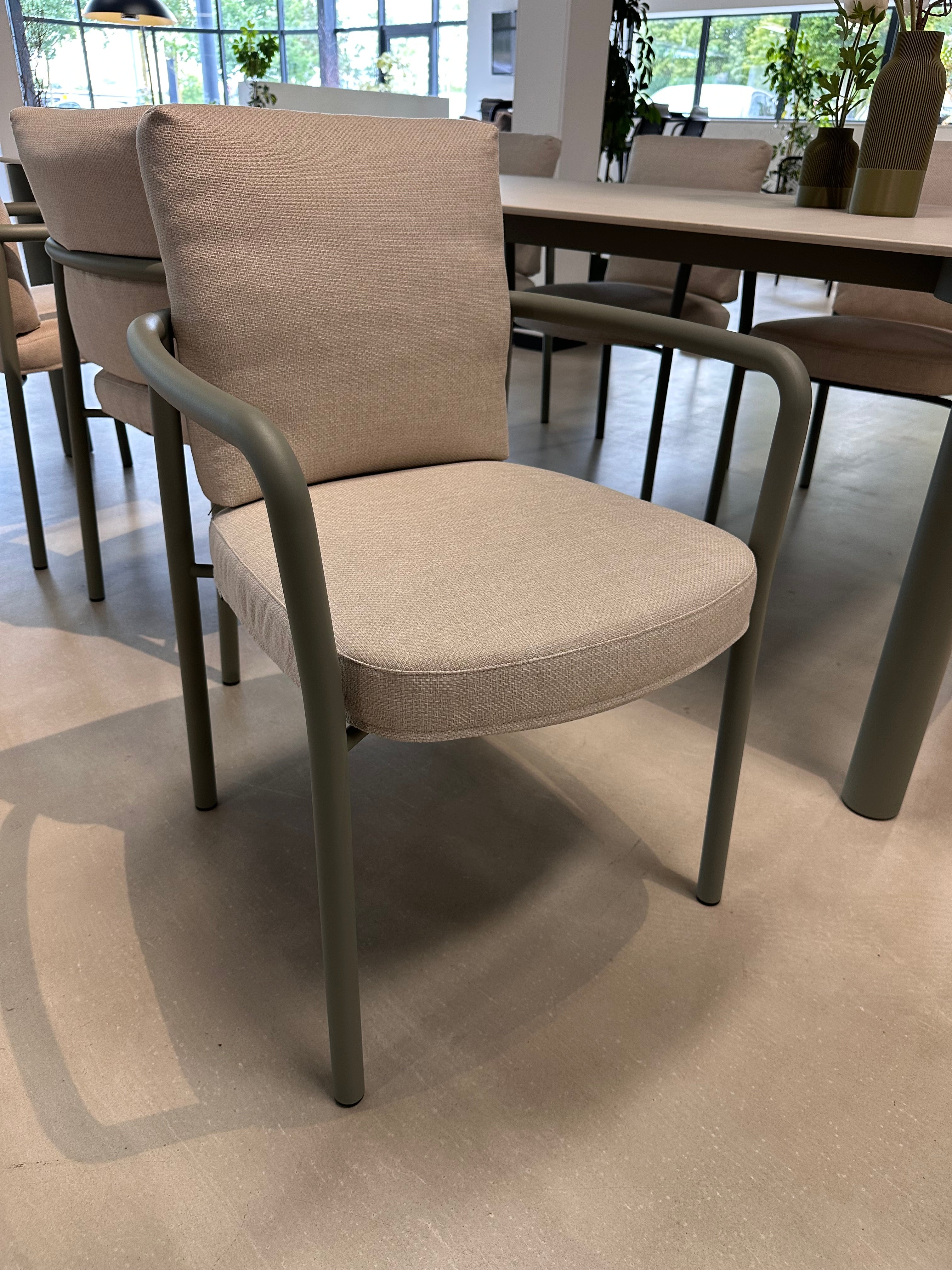 Todus, Kori diningset showroom aanbieding