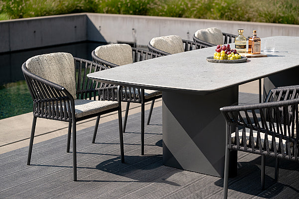 Jati & Kebon, Amorelli tafel, Verkrijgbaar in twee kleuren.