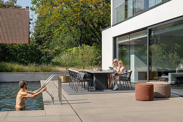 Jati & Kebon, Amorelli tafel, Verkrijgbaar in twee kleuren.