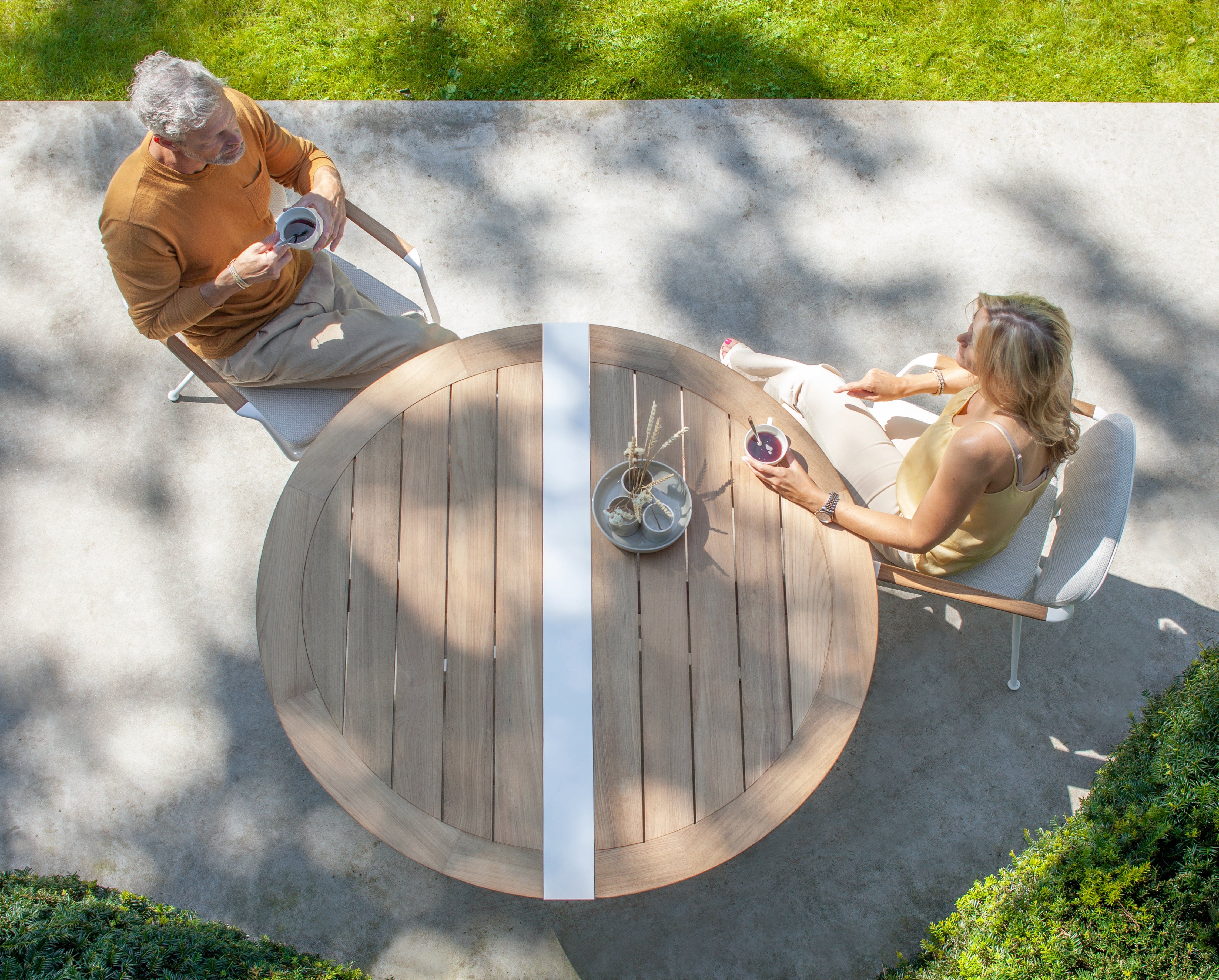 Royal Botania Tafel Royal Botania Traverse tafel ø 130 cm, Meerdere kleuren mogelijk.