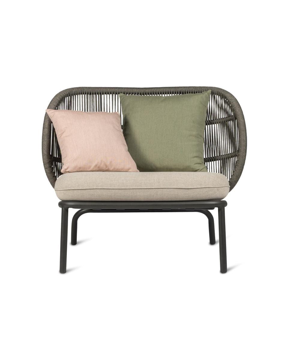 Vincent Sheppard Lounge stoel 1x zitkussen + 1x decokussen 40x40 + 1x decokussen 50x50 categorie C / Fossil Grey Vincent Sheppard Kodo Lounge stoel met lage rug. Leverbaar in twee kleuren. Kussens verkrijgbaar in verschillende kleuren stofferingen.