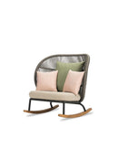 Vincent Sheppard Lounge stoel Fossil Grey / Categorie B / Combi 1 - 1x zitkussen + 2x deco kussen 40x40 + 1x deco kussen 60x60 Vincent Sheppard Kodo Cocoon Lounge schommelstoel met hoge rug. Verkrijgbaar in twee kleuren en kussens in meerdere kleuren mogelijk.