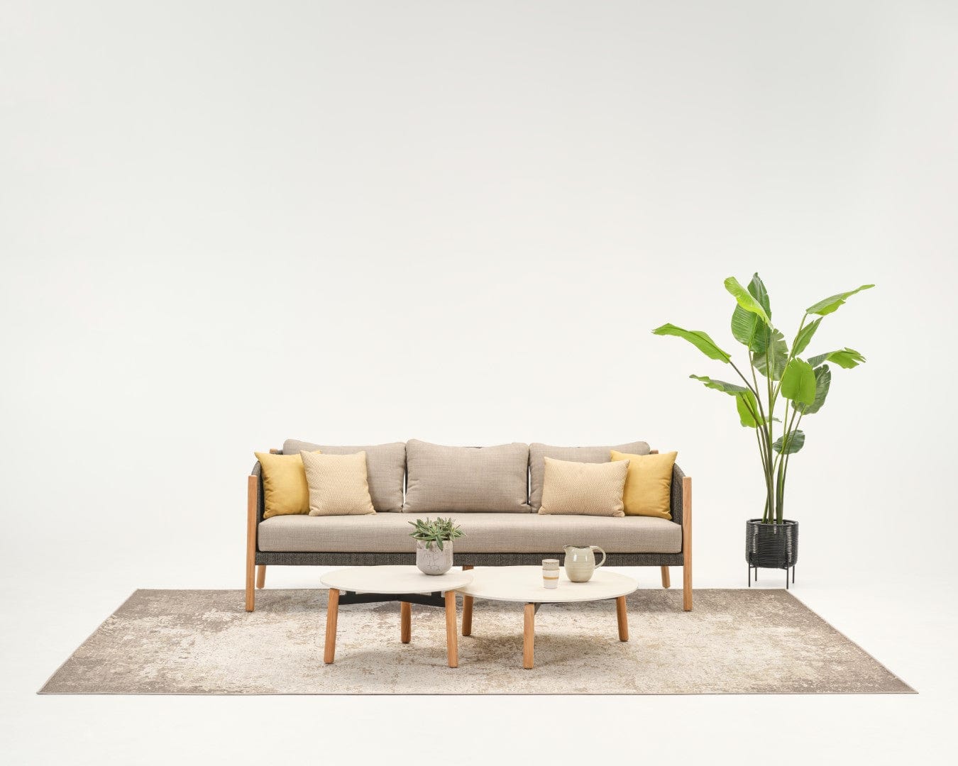 Vincent Sheppard Lounge stoel Vincent Sheppard Lento 3-zits Lounge sofa. Zit- en rugkussens verkrijgbaar met verschillende soorten stofferingen.