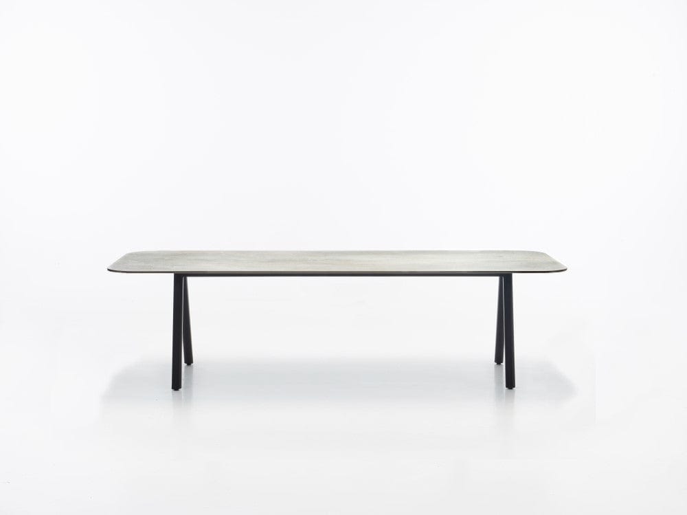 Vincent Sheppard Tafel 210 x 100cm / Fossil Grey / Ceramic Flint Vincent Sheppard Kodo eettafel. Verkrijgbaar in twee afmetingen en met verschillende kleuren tafelblad.