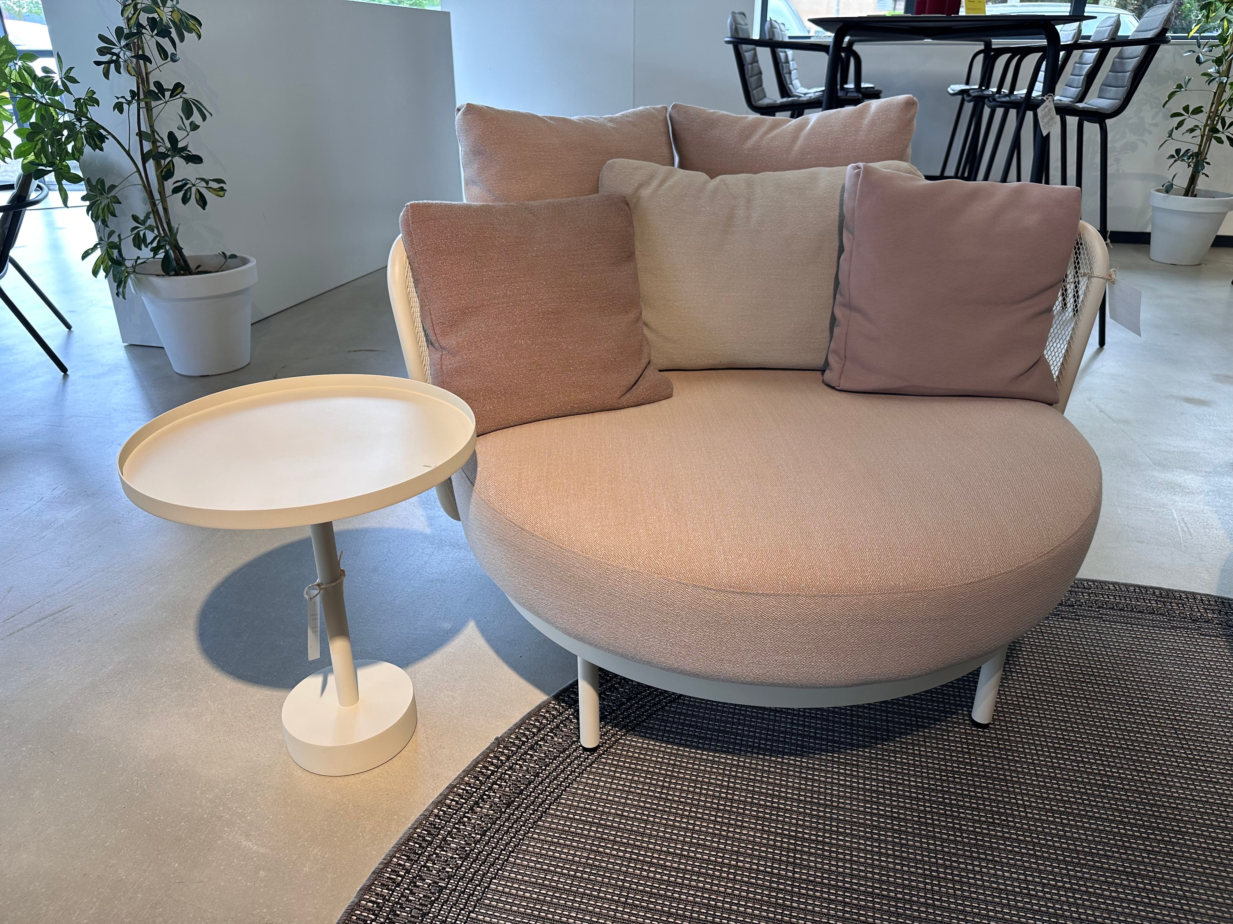 Todus, Baza lounge chair showroomaanbieding