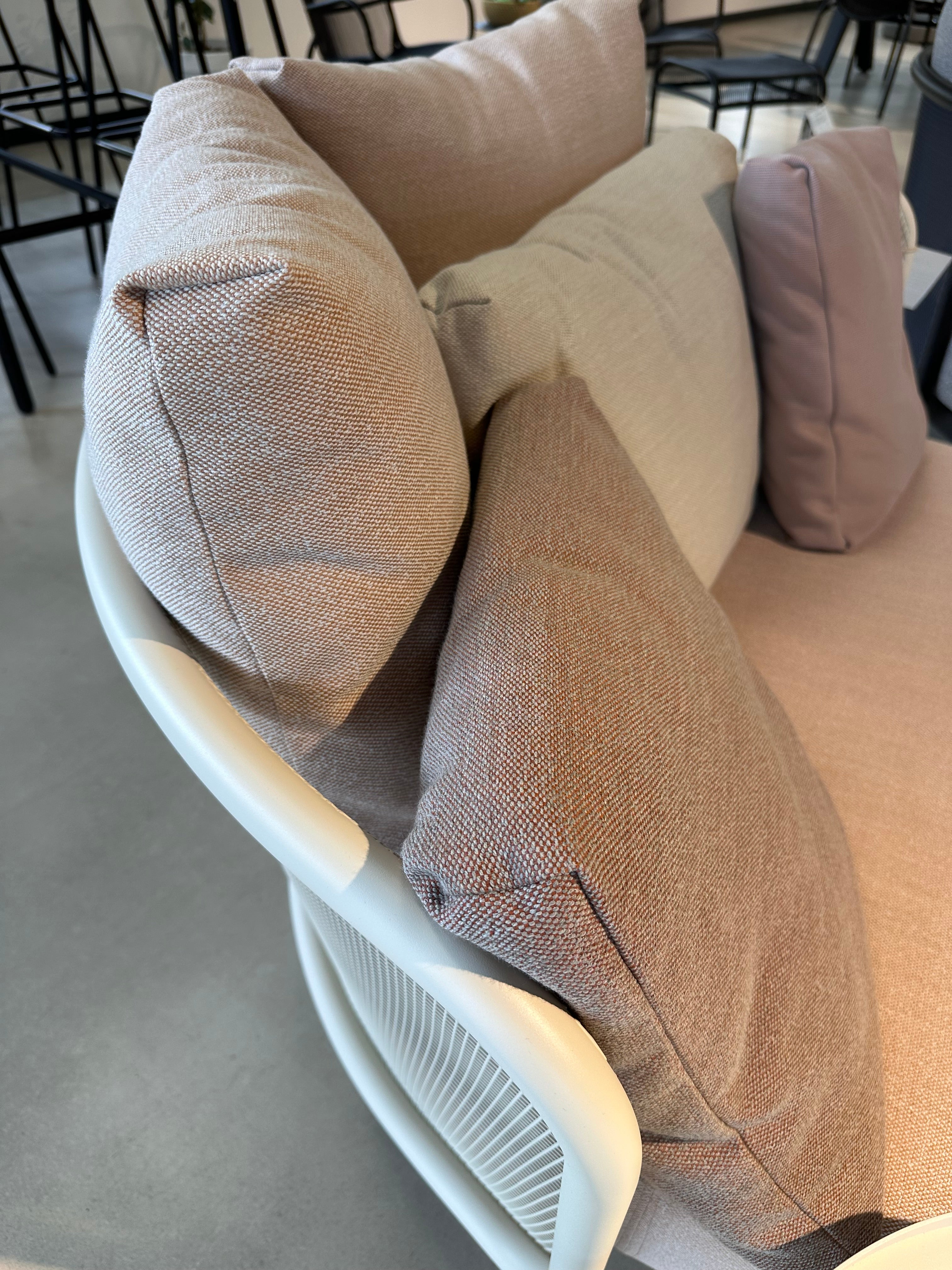 Todus, Baza lounge chair showroomaanbieding