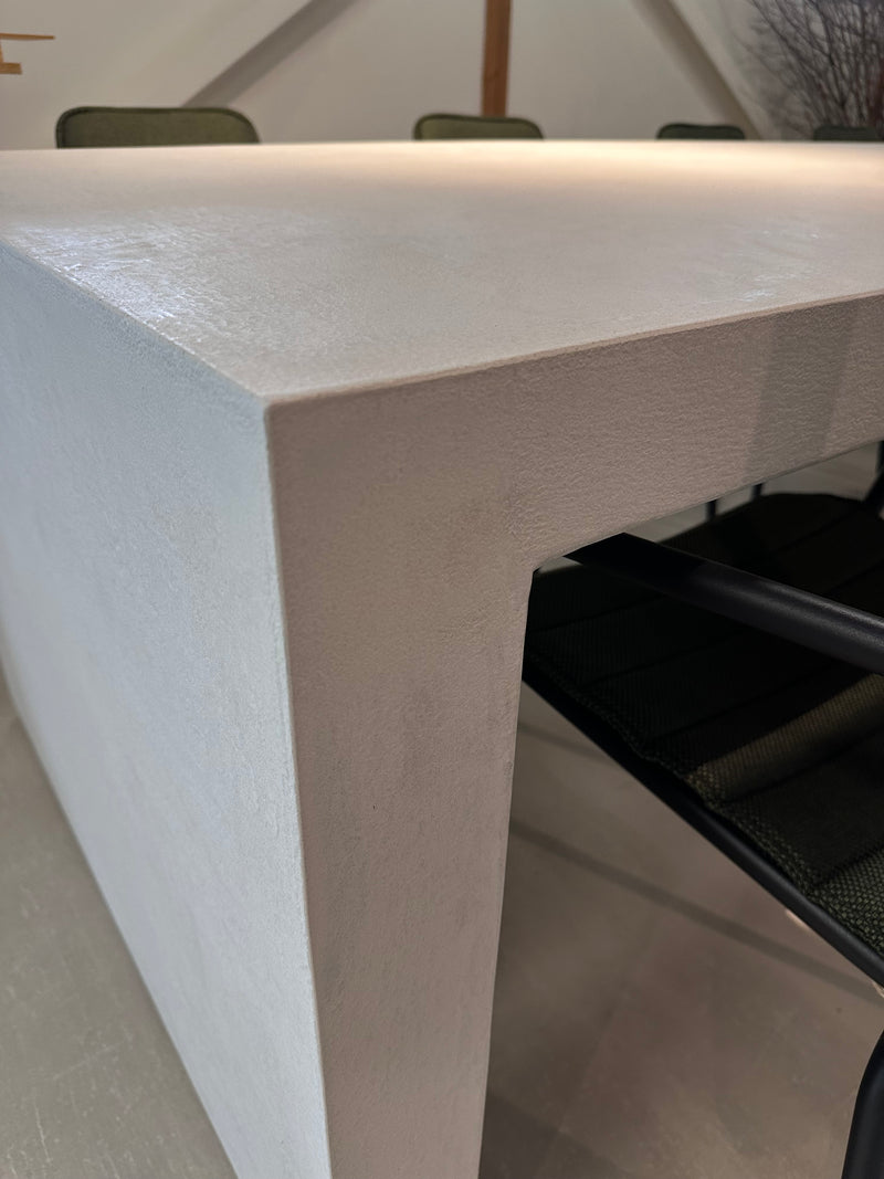 Net-echt, Brutus diningset showroomaanbieding