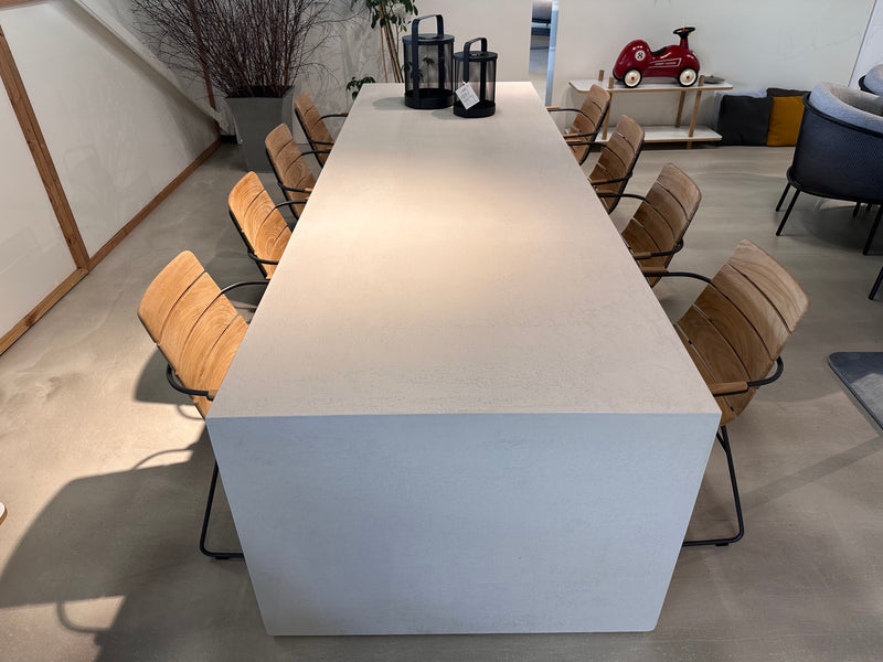 Net-echt, Brutus diningset showroomaanbieding