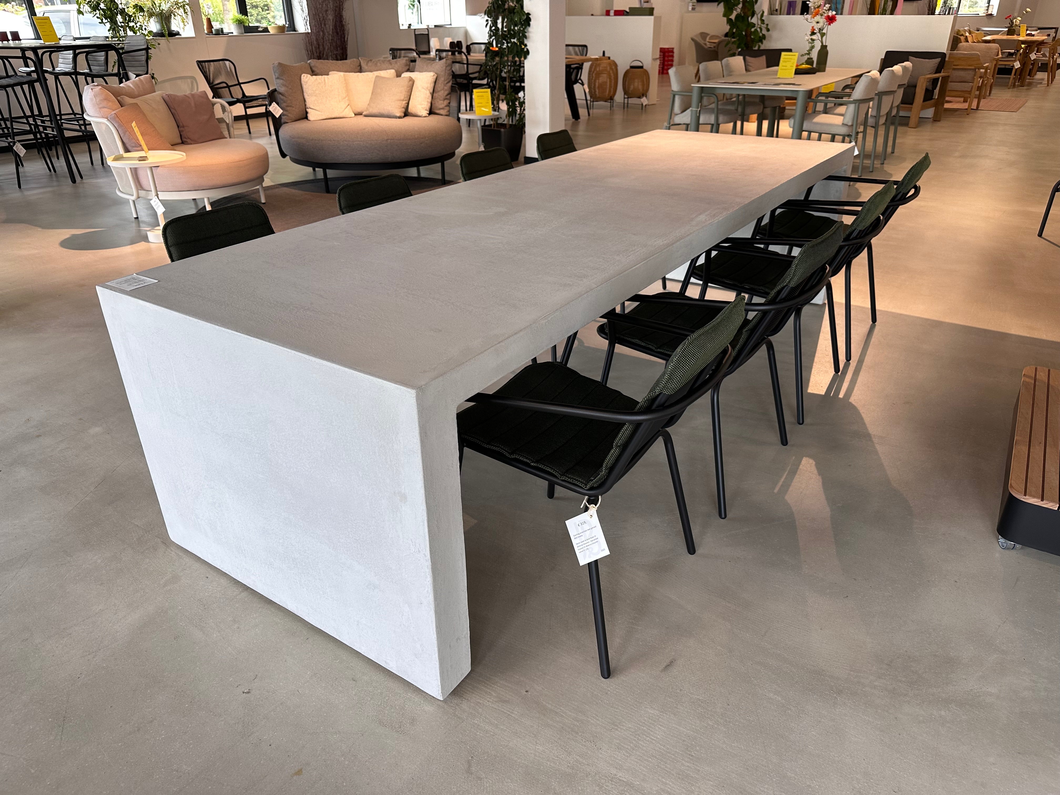 Net-echt, Brutus diningset showroomaanbieding
