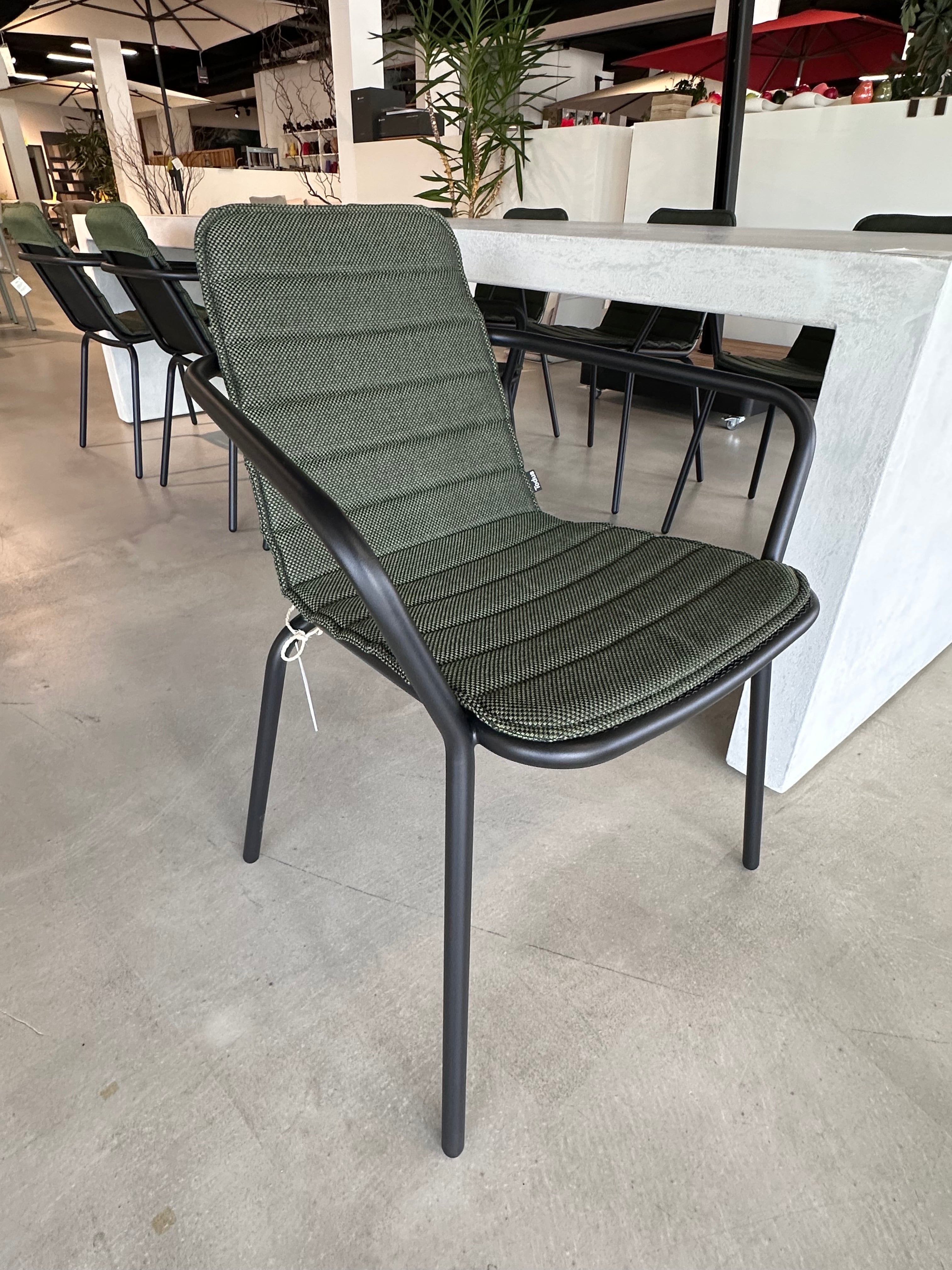 Net-echt, Brutus diningset showroomaanbieding