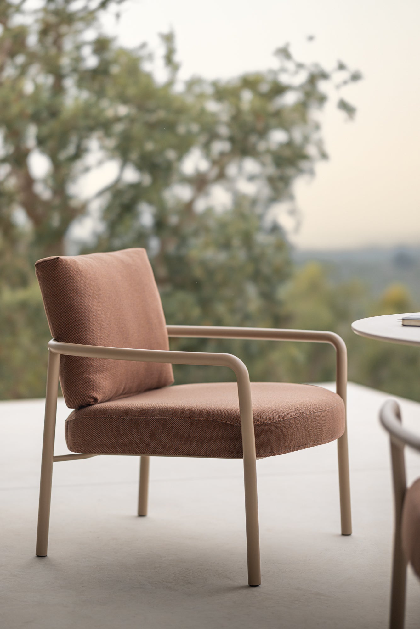 Todus Kori lage armstoel. Meerdere kleuren mogelijk.