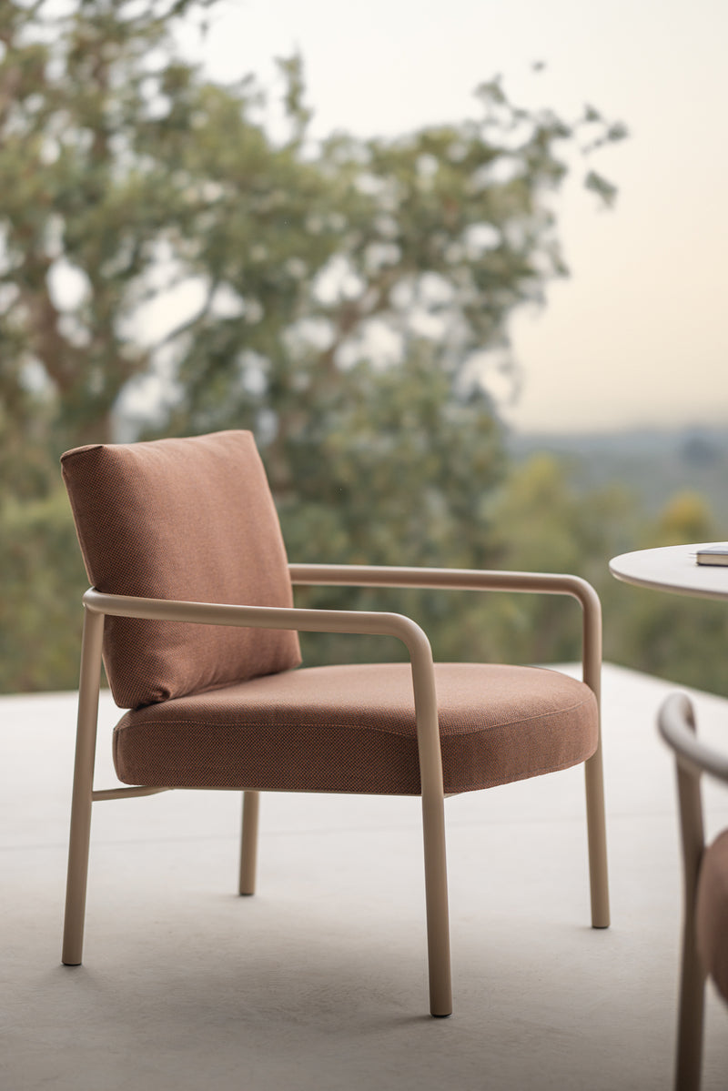 Todus Kori lage armstoel. Meerdere kleuren mogelijk.