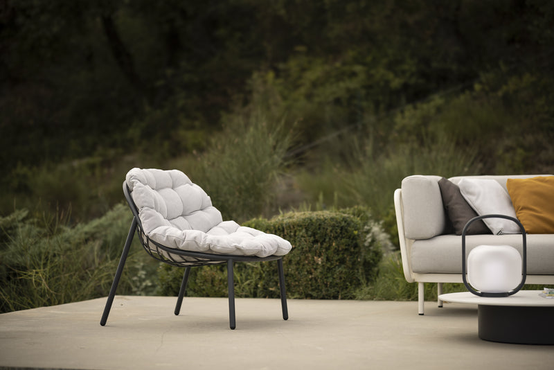 Todus Albus lage rug lounge stoel. Verkrijgbaar in meerdere kleuren gepoedercoat RVS frame en met meerdere kleuren kussens.