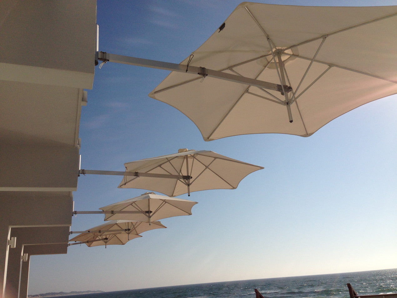 Umbrosa, Paraflex muurparasol + arm, 4 afmetingen, 2 kleuren frame, keuze uit 14 kleuren parasoldoek.