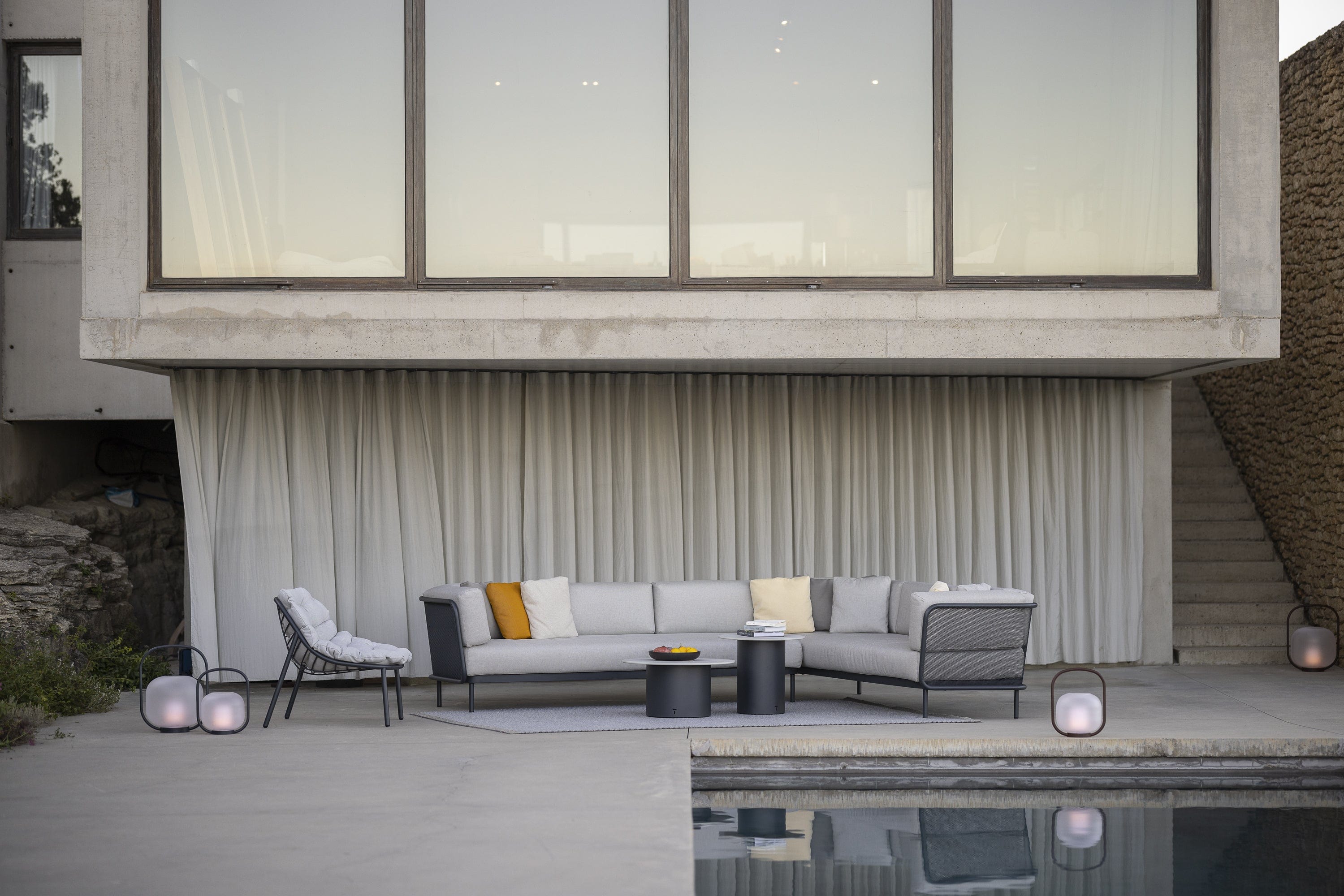 Todus Lounge stoel Todus Albus lage rug lounge stoel. Verkrijgbaar in meerdere kleuren gepoedercoat RVS frame en met meerdere kleuren kussens.