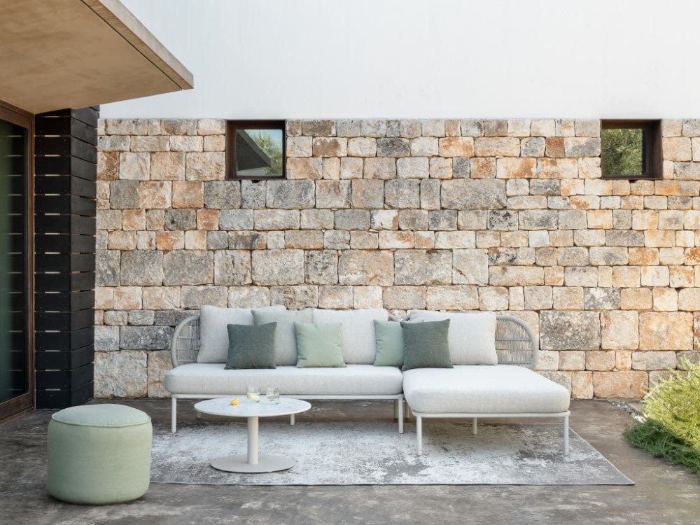 Vincent Sheppard Lounge bank Vincent Sheppard Kodo Modular voetenbank module Dune White. Kussen is leverbaar in verschillende kleuren stofferingen.