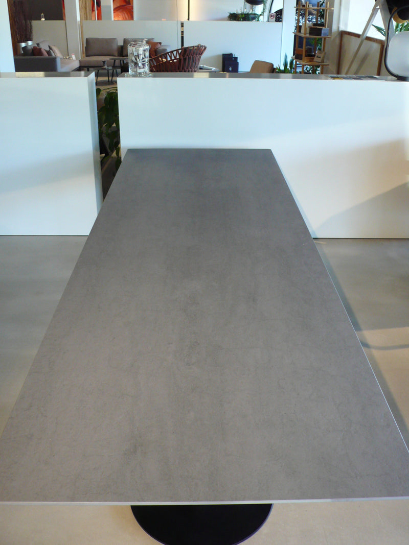 Todus, Branta dining table showroomaanbieding