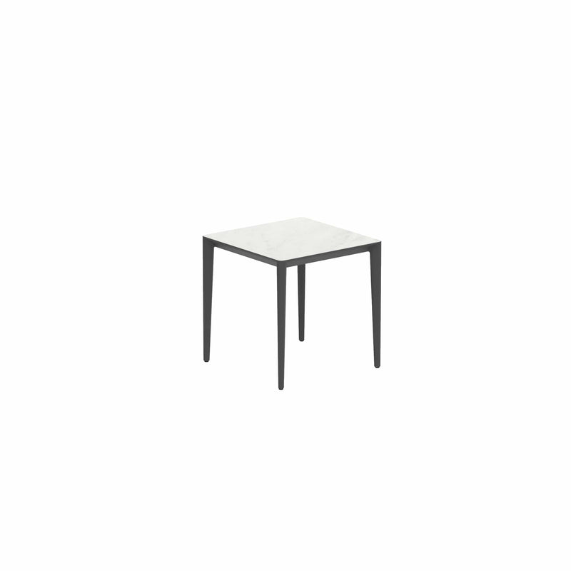 Royal Botania Tafel Gepoedercoat aluminium Antraciet / Bianco Statuario Royal Botania U-nite Tafel 100x90x75cm. Diverse kleuren frames en tafelbladen mogelijk.