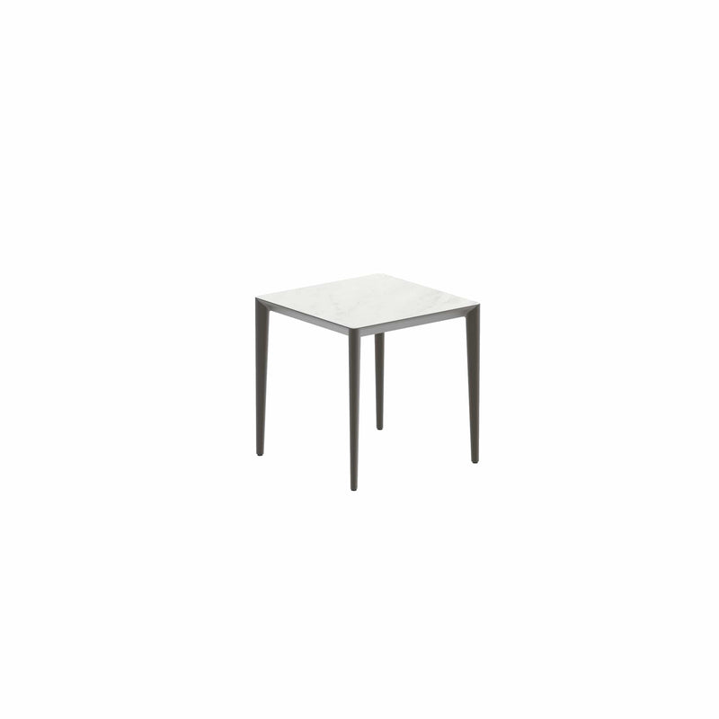 Royal Botania Tafel Gepoedercoat aluminium Brons / Bianco Statuario Royal Botania U-nite Tafel 100x90x75cm. Diverse kleuren frames en tafelbladen mogelijk.