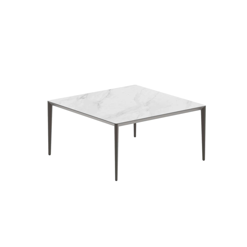 Royal Botania Tafel Gepoedercoat aluminium Brons / Bianco Statuario Royal Botania U-nite Tafel  150x150x75cm. Diverse kleuren frames en tafelbladen mogelijk.