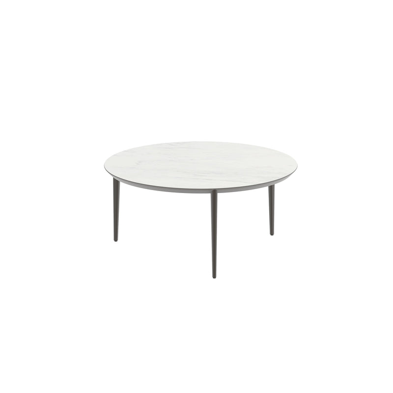 Royal Botania Tafel Gepoedercoat aluminium Brons / Bianco Statuario Royal Botania U-nite Tafel  ø160cm. Diverse kleuren frames en tafelbladen mogelijk.