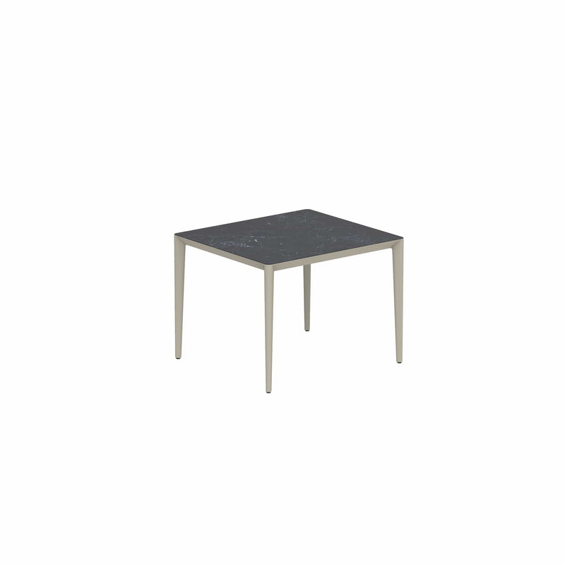 Royal Botania Tafel Gepoedercoat aluminium Pebble / Nero Marquina Royal Botania U-nite Tafel 100x90x75cm. Diverse kleuren frames en tafelbladen mogelijk.