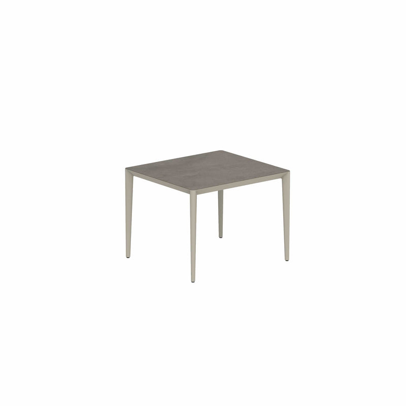 Royal Botania Tafel Gepoedercoat aluminium Pebble / Terra Marrone Royal Botania U-nite Tafel 100x90x75cm. Diverse kleuren frames en tafelbladen mogelijk.