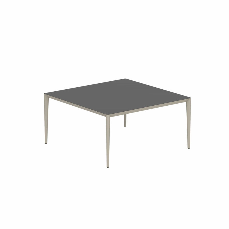 Royal Botania Tafel Gepoedercoat aluminium Pebble / Zwart Royal Botania U-nite Tafel  150x150x75cm. Diverse kleuren frames en tafelbladen mogelijk.