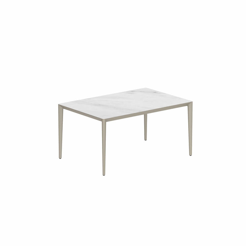 Royal Botania Tafel Gepoedercoat aluminium Sand / Bianco Statuario Royal Botania U-nite Tafel 100x150x75cm. Diverse kleuren frames en tafelbladen mogelijk.