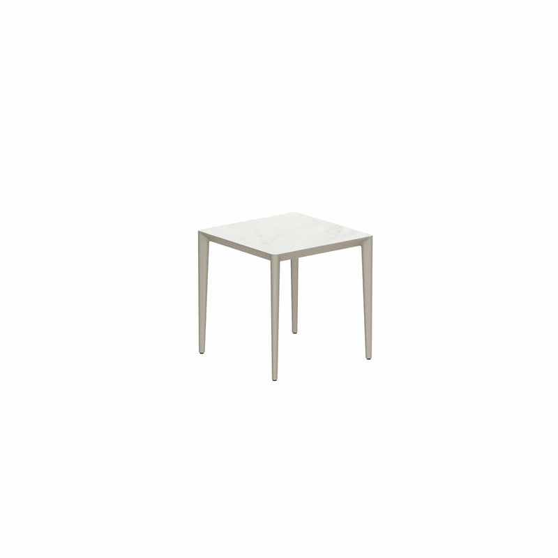 Royal Botania Tafel Gepoedercoat aluminium Sand / Bianco Statuario Royal Botania U-nite Tafel 100x90x75cm. Diverse kleuren frames en tafelbladen mogelijk.