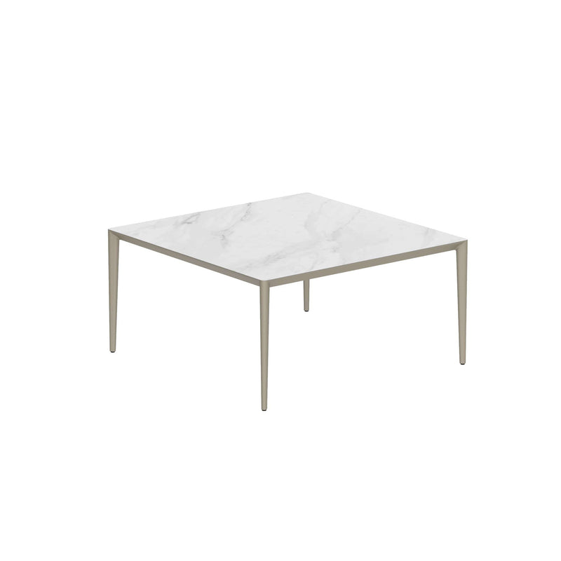 Royal Botania Tafel Gepoedercoat aluminium Sand / Bianco Statuario Royal Botania U-nite Tafel  150x150x75cm. Diverse kleuren frames en tafelbladen mogelijk.