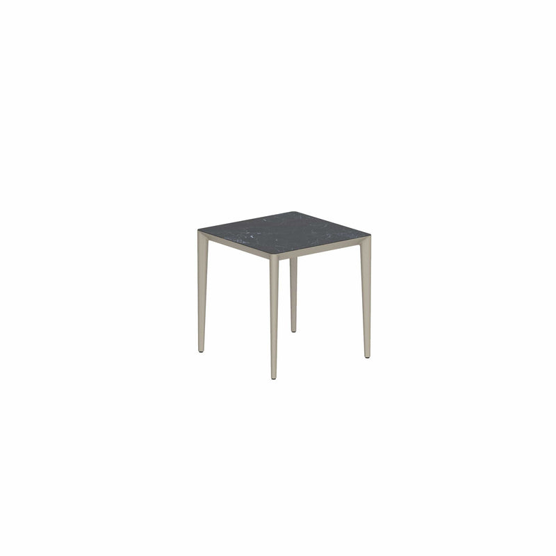 Royal Botania Tafel Gepoedercoat aluminium Sand / Nero Marquina Royal Botania U-nite Tafel 100x90x75cm. Diverse kleuren frames en tafelbladen mogelijk.