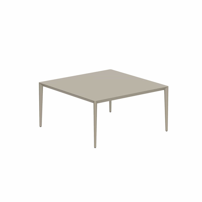 Royal Botania Tafel Gepoedercoat aluminium Sand / Pearl Grey Royal Botania U-nite Tafel  150x150x75cm. Diverse kleuren frames en tafelbladen mogelijk.