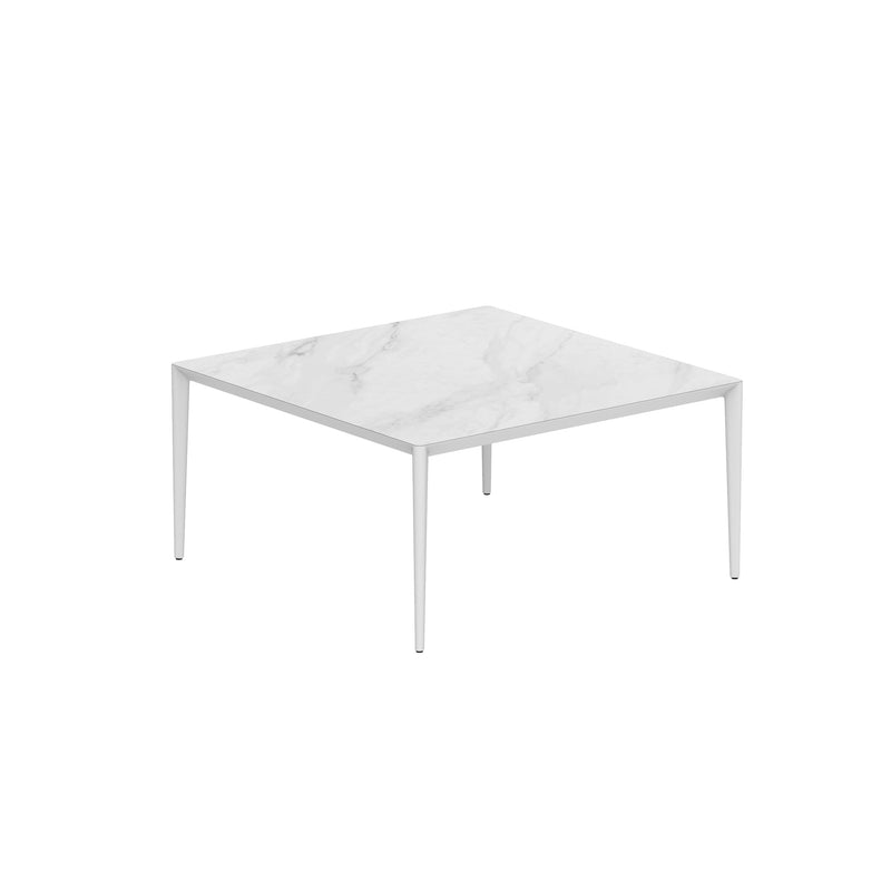 Royal Botania Tafel Gepoedercoat aluminium wit / Bianco Statuario Royal Botania U-nite Tafel  150x150x75cm. Diverse kleuren frames en tafelbladen mogelijk.