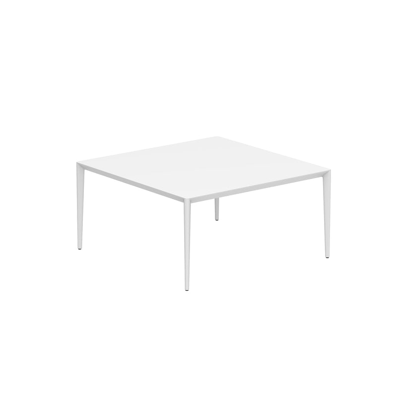 Royal Botania Tafel Gepoedercoat aluminium wit / Wit Royal Botania U-nite Tafel  150x150x75cm. Diverse kleuren frames en tafelbladen mogelijk.