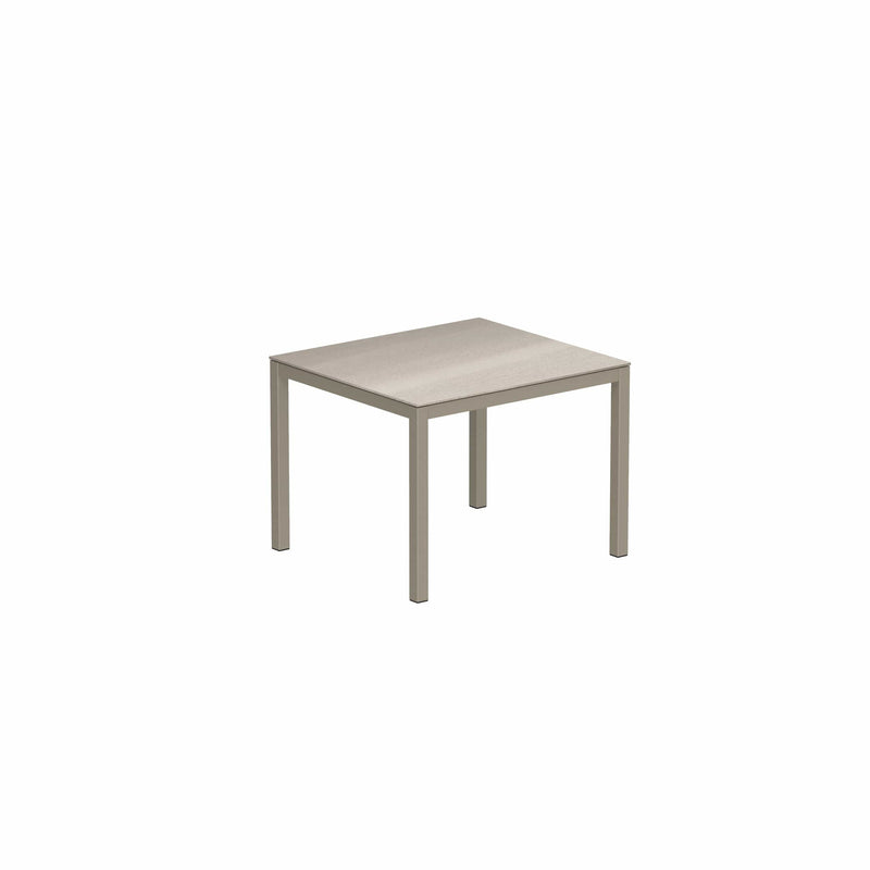 Royal Botania Tafel Gepoedercoat zand aluminium / Ceramic Taupe Grey Royal Botania Taboela Tafel 100x90x75. Diverse kleuren frame's en tafelbladen mogelijk