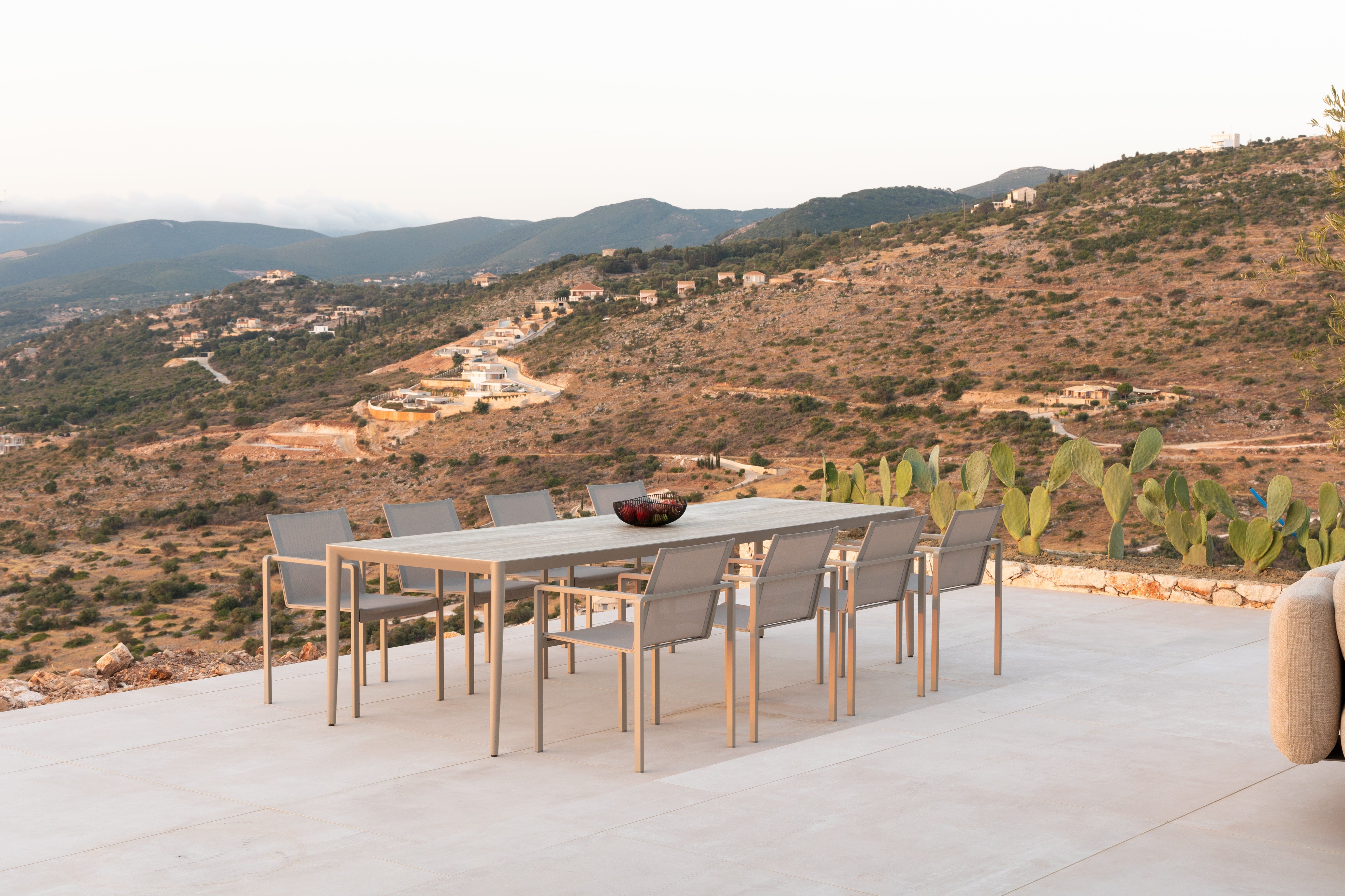 Royal Botania Tafel Royal Botania U-nite Tafel 300x100x75cm. Diverse kleuren frames en tafelbladen mogelijk.