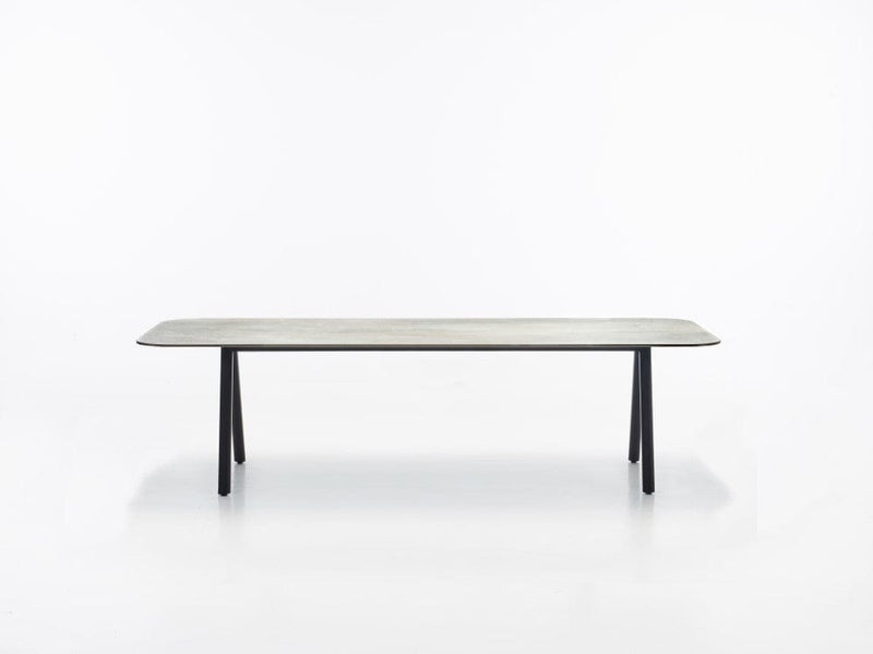 Vincent Sheppard Tafel 210 x 100cm / Fossil Grey / Ceramic Flint Vincent Sheppard Kodo eettafel. Verkrijgbaar in twee afmetingen en met verschillende kleuren tafelblad.