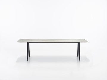 Vincent Sheppard Tafel Vincent Sheppard Kodo eettafel. Verkrijgbaar in twee afmetingen en met verschillende kleuren tafelblad.